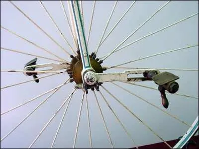 Il faudra attendre qu'un inventeur du nom de Pierre Michaux pense  installer un systme de pdales sur une des roues. C'tait en quelle anne ?