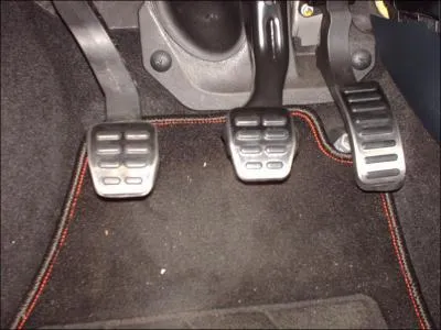 Et dans une voiture (boite manuelle), quel est leur ordre de succession (de gauche  droite) ?