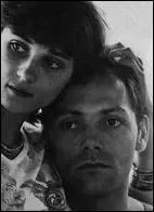 C'est un appel téléphonique de son épouse qui aurait déclanché son suicide. Pour quel homme Elsa l'avait-elle quitté ?