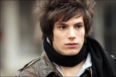 Aprs que son histoire d'amour soit finie avec Arthur, Lola sort avec ;