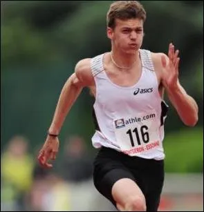 Quel athlète français a couru le 100 m en moins de 10 secondes pour la première fois ?