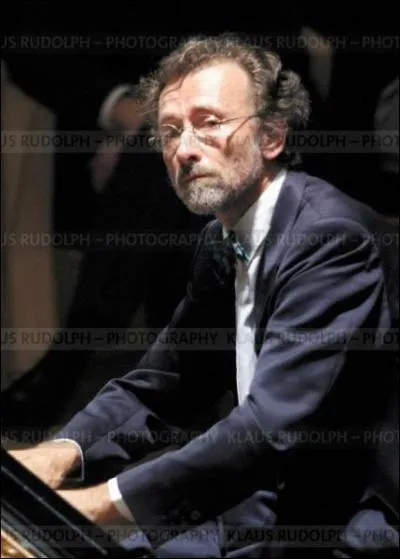 Quel est ce pianiste franais qui a termin sa carrire en jetant une carcasse de piano depuis un hlicptre dans le lac d'Annecy ?