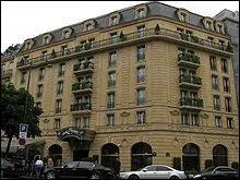 Remontons les Champs-Elyses pour le palace prfr du prsident Sarkozy