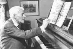 Quel est ce pianiste franais (1904-2002), lve de Cortot, qui rencontra plusieurs fois Ravel et devint un spcialiste de son uvre ?