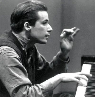 Quel est ce pianiste canadien dont les enregistrements de JS bach sont exceptionnels et originaux ?