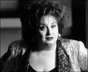 Elle est n�e en 1949, a fait ses d�buts comme soprano avec le 'Chevalier � la rose' de Strauss. Qui est-ce ?