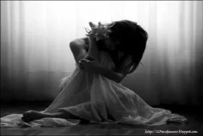 Les yeux cerns par les annes, par les amours au jour le jour, la bouche use par les baisers... .