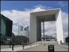 Comment se nomme cette arche qui surplombe le quartier des affaires parisiens et la ville de Nanterre ?