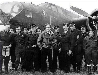 La 1re Division Franaise Libre ( 1re DFL ) est envoye en Angleterre