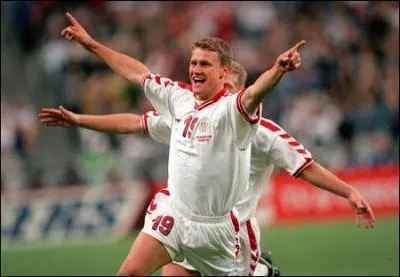 On termine la srie avec Ebbe Sand, redoutable renard des surfaces de Bundesliga. Contrairement  notre crivaine, le danois ne faisait pas dans le romantisme, mais plantait des buts hideux pour :