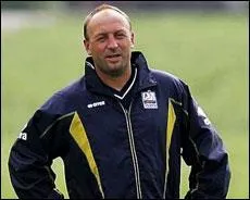 Un pour tous ! Tous pour un ! Sauf si c'est l'arbitre, ajouta Franck Dumas. L'ex-libro au fair-play 'lgendaire' est actuellement le coach et une figure emblmatique de...