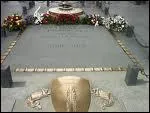 La tombe du Soldat Inconnu abrite le corps d'un soldat mort pendant la seconde guerre mondiale.