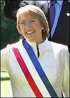 Fille d'un ancien membre du cabinet de Salvador Allende, cette femme fut lue Prsidente de Chili de 2006  2010. De qui s'agit-il ?