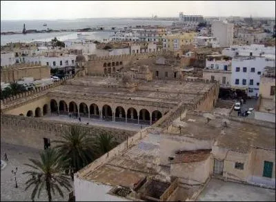 Ville de Tunisie, qui n'est pas la capitale, dans laquelle il y a un magnifique muse de mosaques. De quelle ville s'agit-il ?