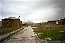 Direction le grand Nord : plusieurs villes de l'archipel du Svalbard (aujourd'hui en Norvge), comme Pyramiden sont des villes fantmes ; autrefois :