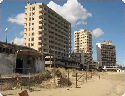 Varosha est une ville chypriote devenue fantme depuis les affrontements entre Grecs et Turc en 1974. C'est plus exactement un quartier de :