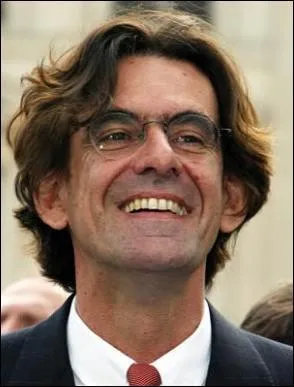 Agrg de philosophie et de sciences politiques, docteur d'Etat en sciences politiques. Ministre de la Jeunesse, de l'Education et de la Recherche en 2002. Qui est-il ?