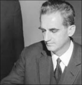 Quel est cet homme politique n en 1925, Ancien lve de l'cole normale suprieure et de l'cole nationale d'administration, il a crit 'quand la Chine s'veillera. Qui est-ce ?