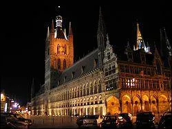 Dans le Nord-Ouest de la Belgique, en Flandre-Occidentale, elle fut pendant les 12e et 13e sicles la capitale du drap des Flandres. La fte des Chats est une des attractions de cette ville qui est :