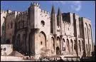 Dans quelle ville trouve-on la place du Palais des Papes ?