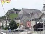 C'est une ville encastre en Belgique, domine par le fort Charlemont, avec des ruelles tortueuses au bord de la Meuse.