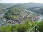C'est un gros bourg aux maisons anciennes dans un mandre de la Meuse. Aux alentours, la Roche  Sept Heure, la Roche aux Sept Villages, la Roche Roma, le Roc-la-Tour...