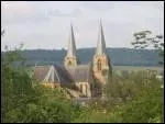 C'est un gros bourg harmonieux, aux maisons de calcaire jaune sur les rives de la Meuse. Avec la porte de Bourgogne, l'abbatiale Notre-Dame, le muse du Feutre.