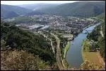 La ville est niche au creux d'un site grandiose form par deux mandres de la Meuse. Dans la vieille ville on voit le chteau des Hirondelles, la Maison Espagnole, l'glise des Dominicains...
