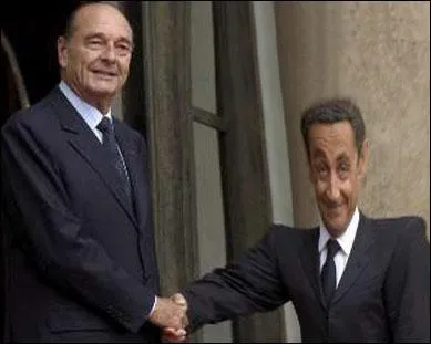 A qui Jacques Chirac serre-t-il la main ?