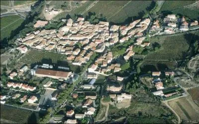 Cette ville dont vous voyez une vue d'en haut est situe dans le Gard. Son nom veut dire 'eaux vivantes'. Quelle est-elle ?