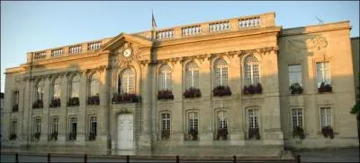 Ceci est la mairie de la ville que nous cherchons. Cette ville est situe en Picardie, c'est la prfecture du dpartement de l'Oise. Quelle cette ville ?