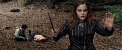 Pourquoi Hermione lve-t-elle les bras ?
