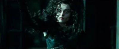 Sur qui Bellatrix va-t-elle lancer un poignard ?