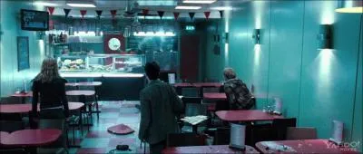 Quels mangemorts font irruption dans le caf moldu o se trouvent Harry, Ron et Hermione ?