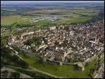 Preche au sommet d'un peron rocheux, cette belle ville o naquit Diderot, dploie ses rues sinueuses et ses passages aux difices de pierre calcaire,  l'intrieur de ses 3. 5km de remparts.