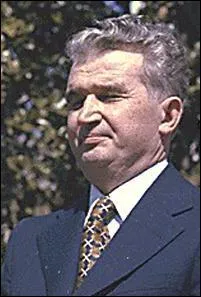 Quel est ce dictateur appel 'Le gnie des carpates' ?