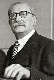 Qui est cet homme politique socialistes. Il fut l'un des dirigeants de la section franaise de l'Internationale ouvrire (SFIO), et prsident du conseil ?