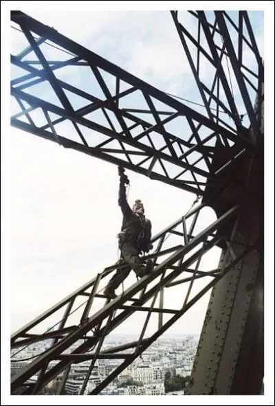 La Tour Eiffel est repeinte tous les . .