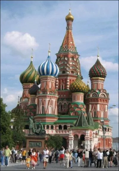 A Moscou, le Kremlin, qui signifie ...