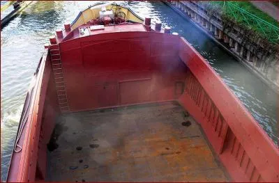 Une pniche fluviale a-t-elle toujours un fond plat ?