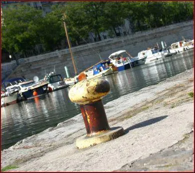 Ceci est un bollard ou bitte d'amarrage, quelle en est l'utilit ?