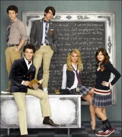 Dans la srie ' Jonas ' qui sont les deux personnes s'aimant sans le savoir ?