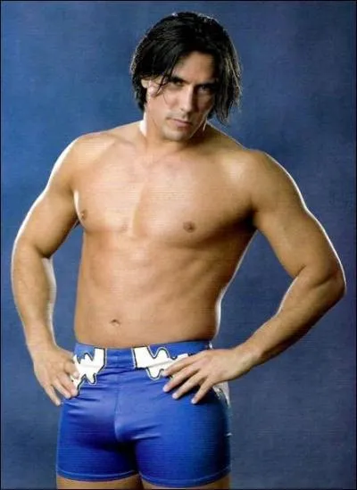 Avec qui fait-il équipe ?