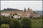 Ce bourg, bien expos au soleil du matin, s'tage sur les pentes de la Cte roannaise, ouverte de vignobles. Dans sa partie haute il conserve un ancien prieur de Cluny.