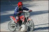 Le motoball se pratique sur un terrain de football. Combien y a-t-il de joueurs dans chaque �quipe ?