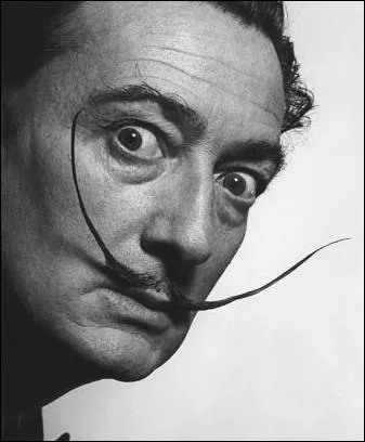 Artiste peintre espagnol, farfelu mais gnial. Il a peint, entre autres, la gare de Perpignan. Qui est-ce ?