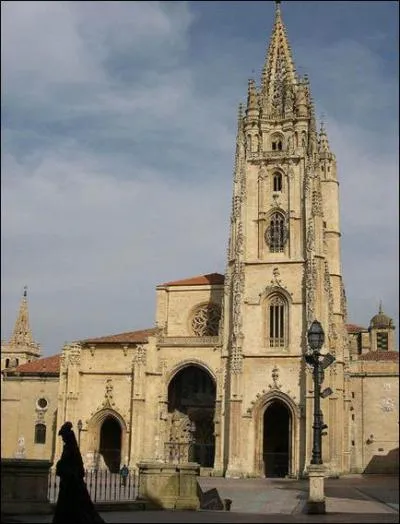 Ville du nord de l'Espagne fonde au viiie sicle. Situe au centre des Asturies. Sa cathdrale se nomme San Salvador. Quelle est cette ville ?