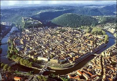 Victor Hugo y est n. Quelle est cette ville prfecture du dpartement du Doubs ?