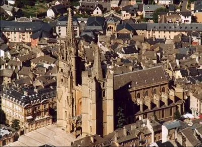 Quelle est cette ville situe dans la rgion Languedoc-Roussillon, entre Clermont-Ferrand et Montpellier ?
