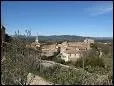 Au nord de cette bastide fortifie, constitue de calades et de ruelles sous votes, se dresse le chteau des Roure, difi au 16e s. poue contrler le passage des gorges de l'Ardche.